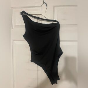 One-Shoulder Bodysuit w Asymmetric Strap